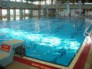 See, no one in the pool and only two swimming lanes