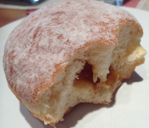 Apricot jam in Krapfen